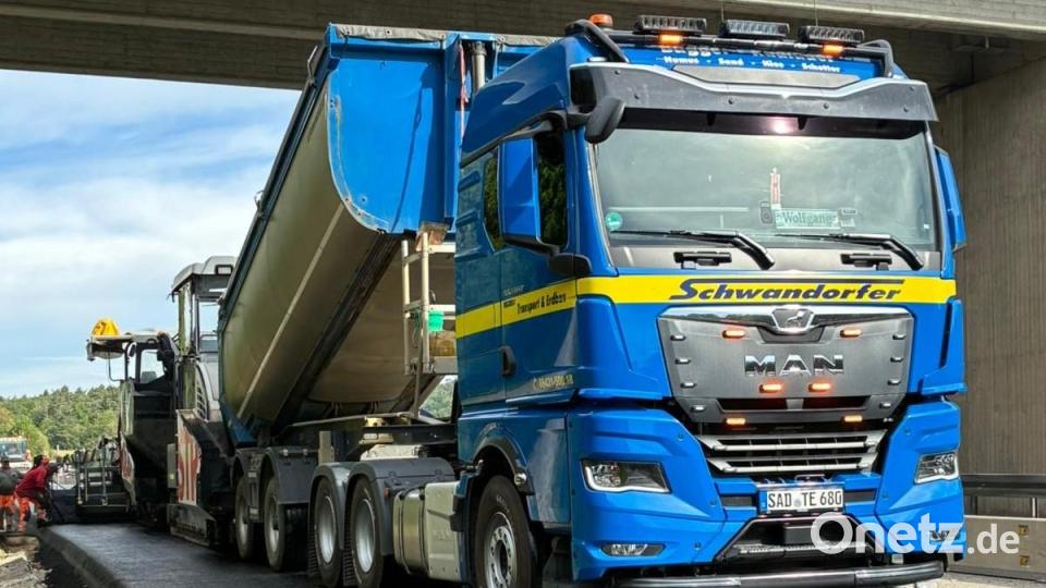 Die blau-gelbe Flotte kommt auf Baustellen in der gesamten Oberpfalz zum Einsatz. Bild: Josef Beer