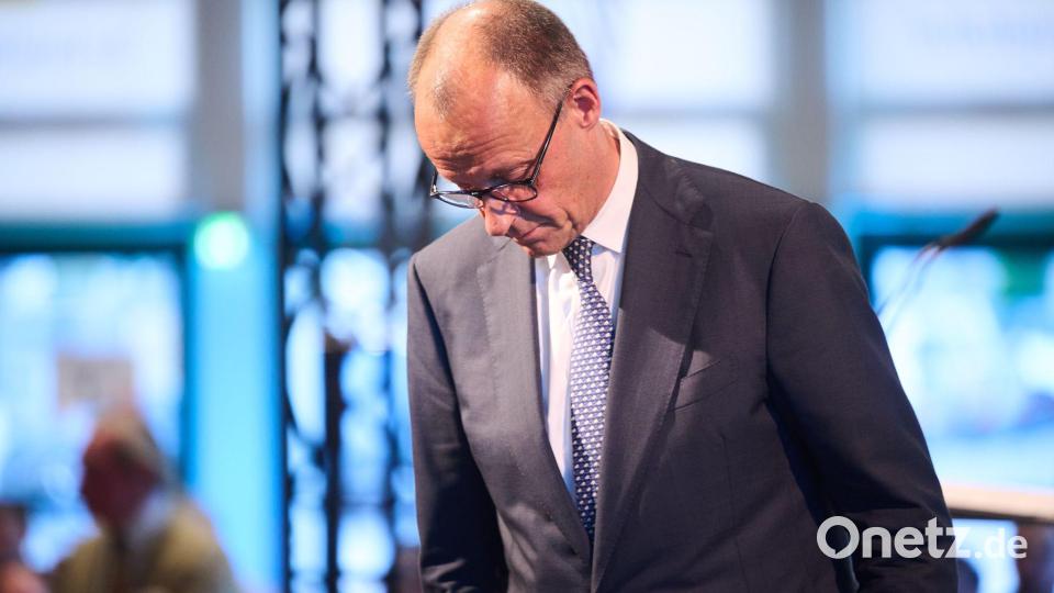Bundeskanzler Friedrich Merz nimmt an der Veranstaltung „80 Jahre Neheim-Hüstener Programm“ in der Schützenhalle Hüsten teil. Bild: Bernd Thissen/dpa