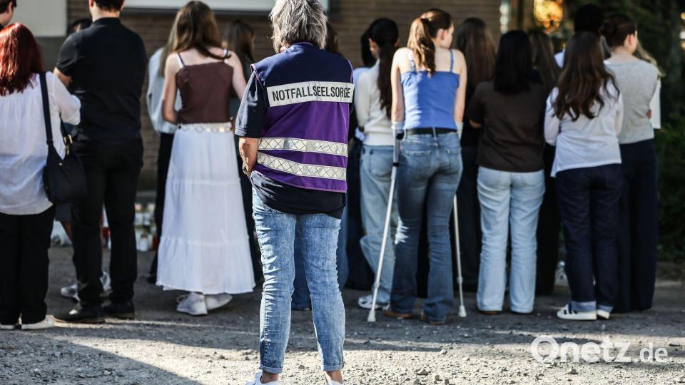 Notfallseelsorger helfen Betroffenen und Mitschülern nach dem schweren Unfall in Dinslaken Bild: Oliver Berg/dpa
