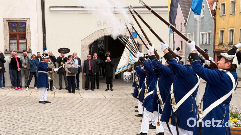 Die Bürgerwehr schießt Salut für den neuen Neustädter Stadtrat. Bild: Gabi Schönberger