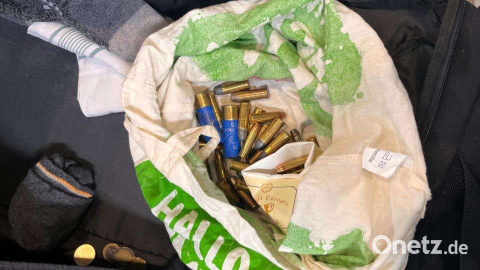 Bei einer Kontrolle auf der A9 bei Berg finden Zöllner Munition. Bild: Hauptzollamt Regensburg