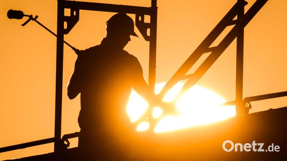 Gerade Beschäftigte auf dem Bau haben ein besonders hohes Risiko für Hautkrebs, weil sie oft stark der Sonne ausgesetzt sind. Bild: Julian Stratenschulte/dpa/dpa-tmn