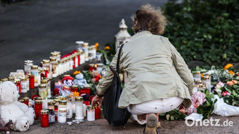 Trauer am Unfallort nach dem schweren Unfall mit zwei toten Kindern Bild: Oliver Berg/dpa