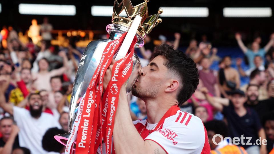 Nach dem Gewinn der Premier League: Kai Havertz küsst den Pokal. (Archivbild) Bild: John Walton/PA Wire/dpa