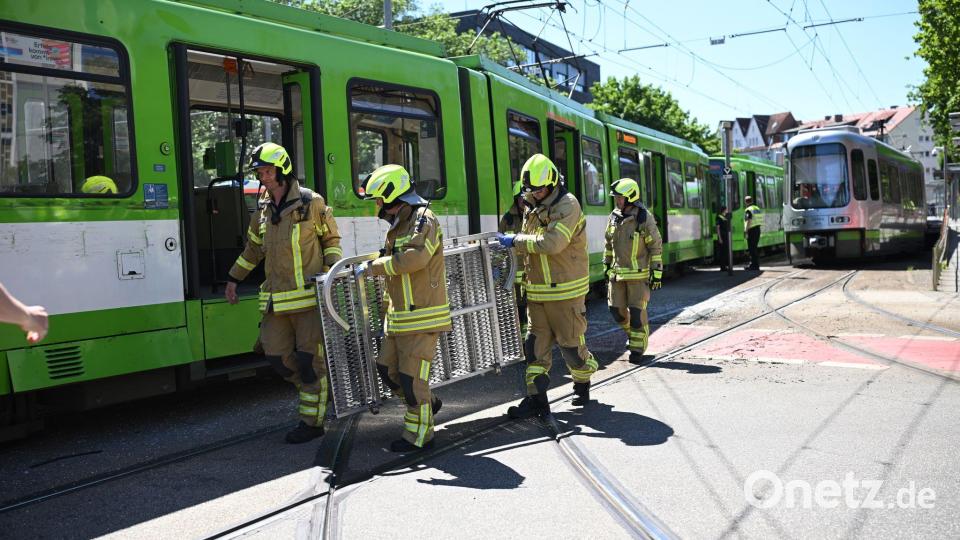 Der Verkehrsunfalldienst der Polizei Hannover war bereits vor Ort und begann mit den Ermittlungen zur Unfallursache. Bild: Julian Stratenschulte/dpa