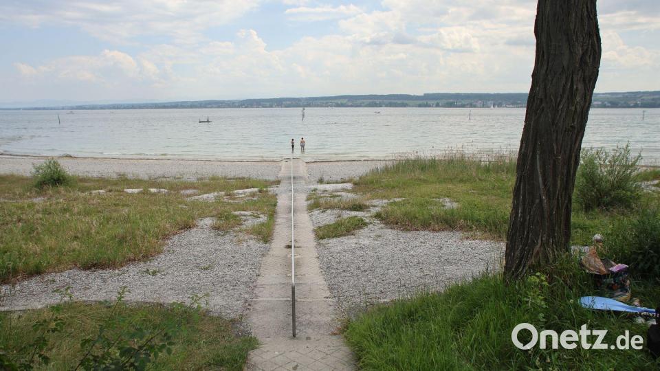 Bis zum Wasser ist es derzeit ein deutlich längerer Weg als sonst am Bodensee. Bild: Oliver Hanser/dpa