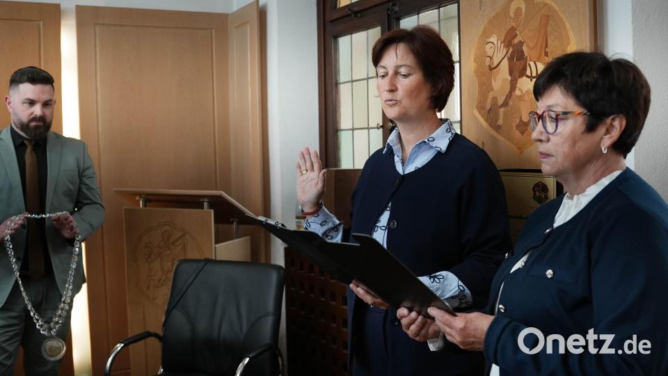 Marianne Lebegern (von rechts) nimmt Tanja Kippes den Amtseid als neue Bürgermeisterin ab. Anschließend erhält sie von Vorgänger Sebastian Giering die Amtskette. Bild: Gabi Schönberger