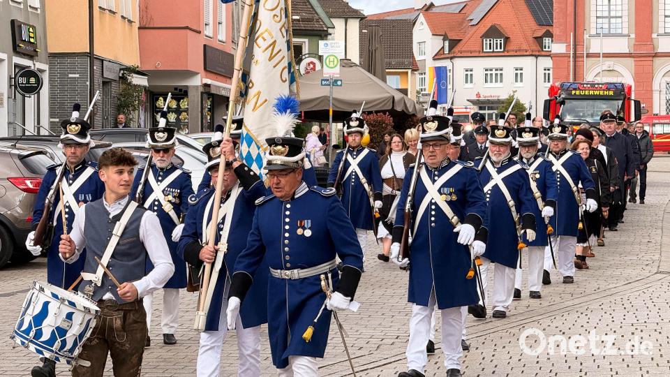 Die historische Bürgerwehr führt den Festzug zum Rathaus an. Bild: Gabi Schönberger