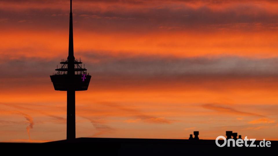 Und dann macht es „Bumm“: In einer Satire-Sendung des ZDF soll es um die angebliche Sprengung des Kölner Fernsehturms gehen. (Archivfoto) Bild: Rolf Vennenbernd/dpa