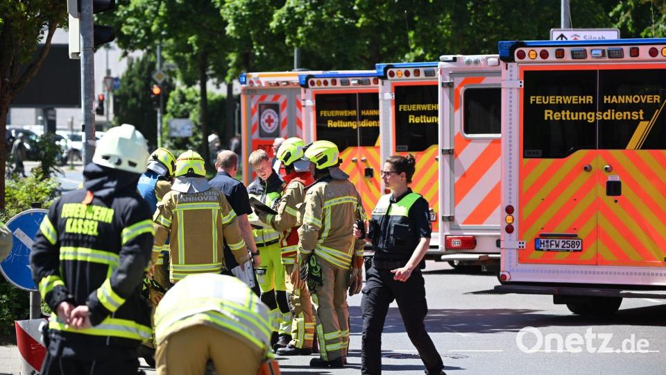 Mehrere Fahrgäste wurden vom Rettungsdienst versorgt. Bild: Julian Stratenschulte/dpa