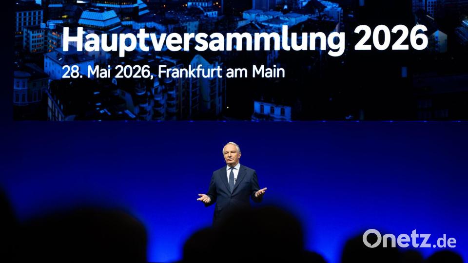 Aufsichtsratschef Alexander Wynaendts begrüßt Aktionärinnen und Aktionäre zur ersten Präsenz-Hauptversammlung der Deutschen Bank seit 2019. Bild: Florian Wiegand/dpa