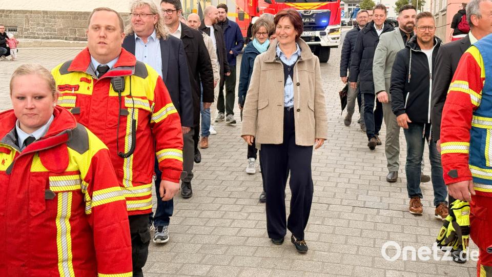 Die neue Neustädter Bürgermeisterin Tanja Kippes läuft eingerahmt von den Stadträten im Festzug mit Bürgerwehr, Marketenderinnen und Feuerwehr zur konstituierenden Sitzung des Stadtrates. Bild: Gabi Schönberger