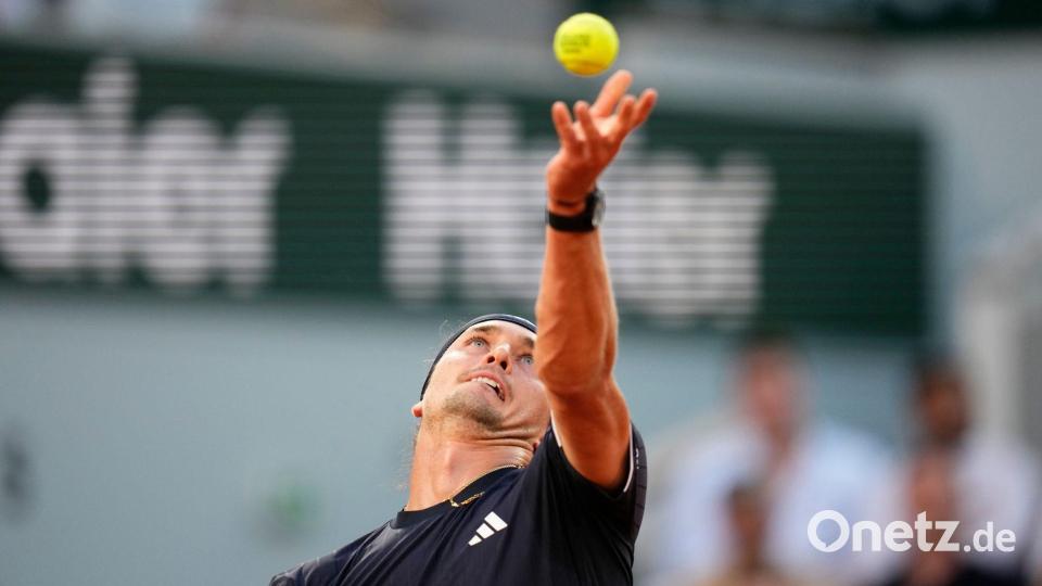 Alexander Zverev und der Ball. Bild: Christophe Ena/AP/dpa