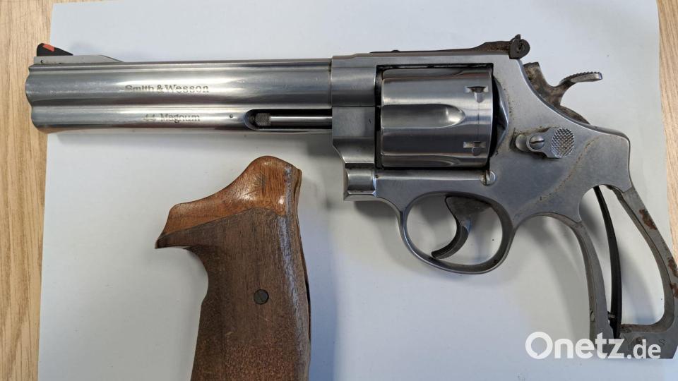 Bei einer Kontrolle auf der A9 bei Berg finden Zöllner Waffen, Munition und verfassungswidrige Symbole. Zwei Männer werden festgenommen. Bild: Hauptzollamt Regensburg