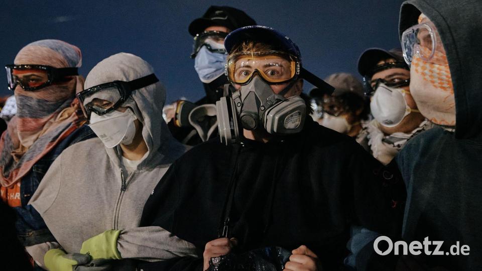 Maskierte Demonstranten gegen die US-Einwanderungsbehörde ICE Bild: Andres Kudacki/AP/dpa