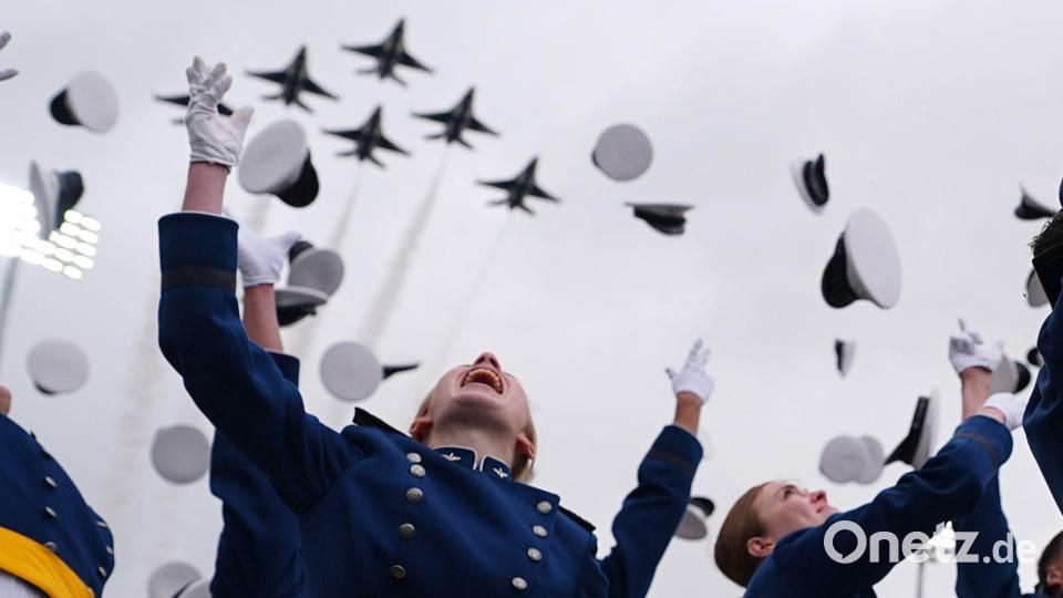 Thunderbirds krönen Abschlussfeier an der Air Force Academy mit spektakulärem Überflug Bild: David Zalubowski/AP/dpa