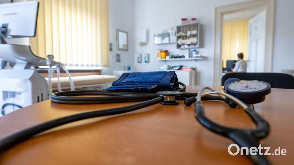 Erst zum Hausarzt, dann zum Facharzt? Auch für Deutsche ist es manchmal nicht einfach, schnell die notwendige Behandlung zu erhalten. (Symbolbild) Bild: Pia Bayer/dpa