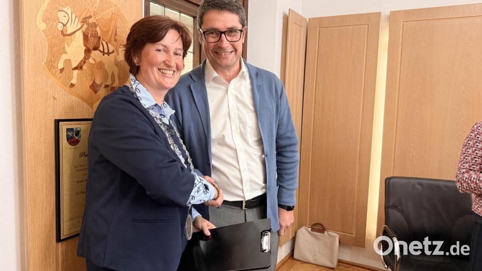 Tanja Kippes mit zweitem Bürgermeister Armin Aichinger. Bild: Gabi Schönberger