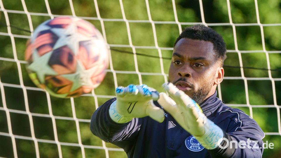 Für den FC Cosmos Koblenz spielt Josué Duverger normalerweise vor wenigen Zuschauern. Bild: Thomas Frey/dpa
