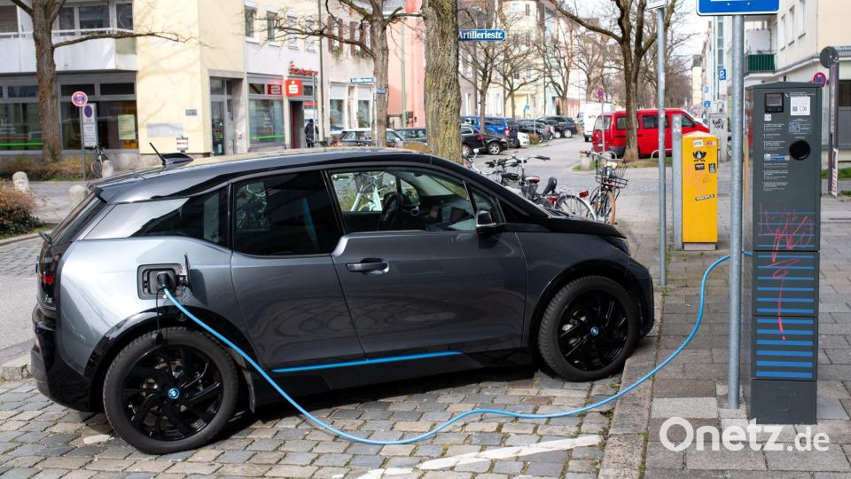 Der 2013 vorgestellte BMW i3 sah sehr nach Elektroauto, aber nur bedingt nach BMW aus. (Archivbild) Bild: Sven Hoppe/dpa
