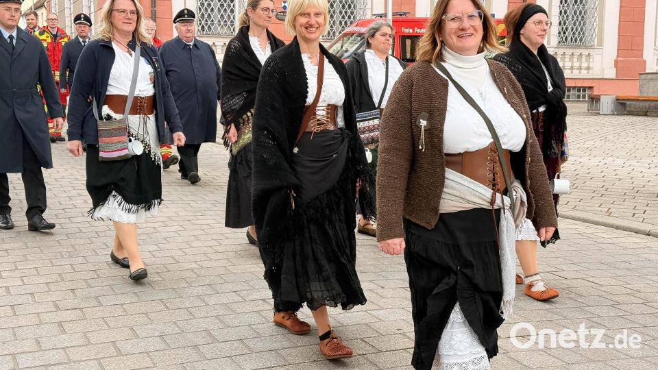 Die Marketenderinnen im Festzug. Bild: Gabi Schönberger