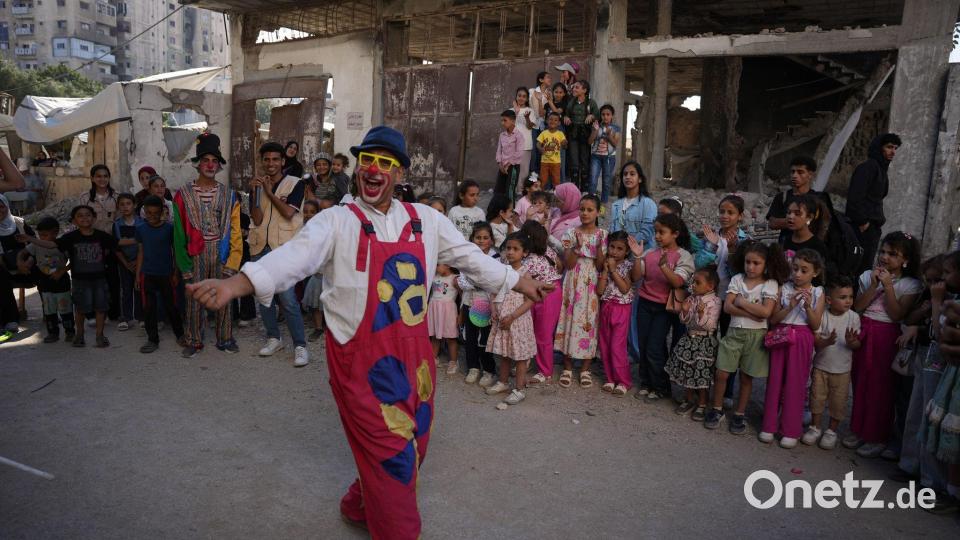 Palästinensischer Clown Reyad Bader bringt Kindern in Gaza zum Opferfest Freude Bild: Abdel Kareem Hana/AP/dpa