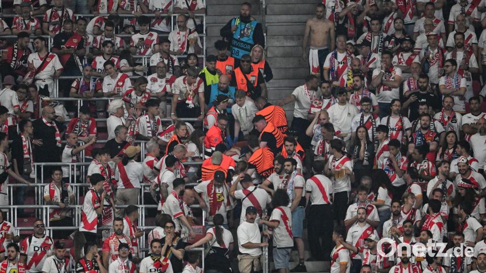 Ein verletzter Fan von Rayo Vallecano wird aus dem Block getragen. Bild: Robert Michael/dpa