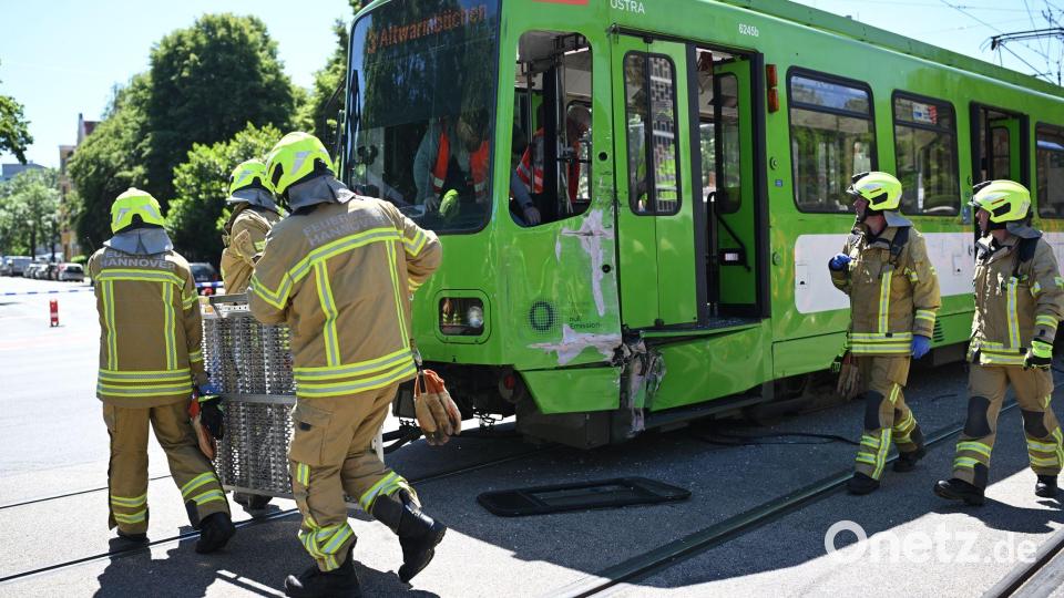 Die Feuerwehr war mit zahlreichen Kräften vor Ort, darunter auch mit einem Großraumrettungswagen. Bild: Julian Stratenschulte/dpa