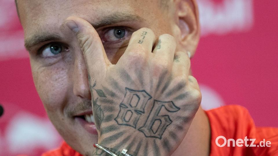 David Raum liebt Tattoos. (Archivbild) Bild: Hendrik Schmidt/dpa