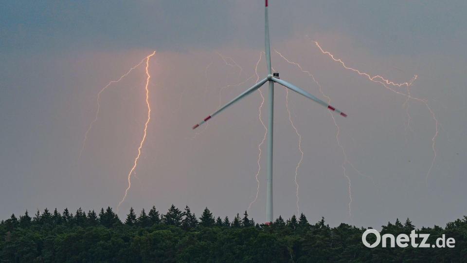 Der Wetterdienst sieht schwere Gewitter aufziehen. (Archivbild) Bild: Patrick Pleul/dpa