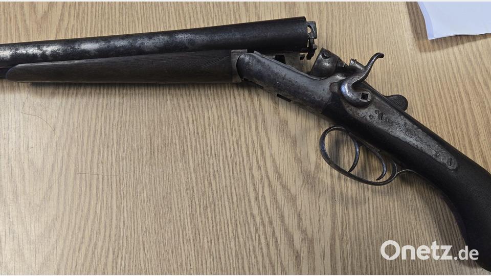 Bei einer Kontrolle auf der A9 bei Berg finden Zöllner Waffen, Munition und verfassungswidrige Symbole. Zwei Männer werden festgenommen. Bild: Hauptzollamt Regensburg
