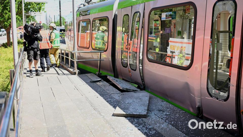 An einer der Stadtbahnen war eine lange Schleifspur zu sehen, zudem waren Scheiben gesplittert. Bild: Julian Stratenschulte/dpa