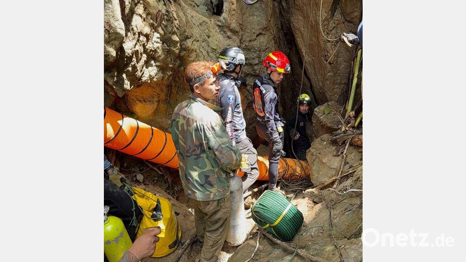 Die Retter müssen durch schmale Gänge kriechen. Bild: Uncredited/Metta Tham Rescue Kalasin/AP/dpa