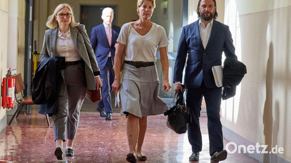 Christina Block (m.) mit ihren Verteidigern auf dem Weg ins Gericht. Bild: Georg Wendt/dpa-pool/dpa