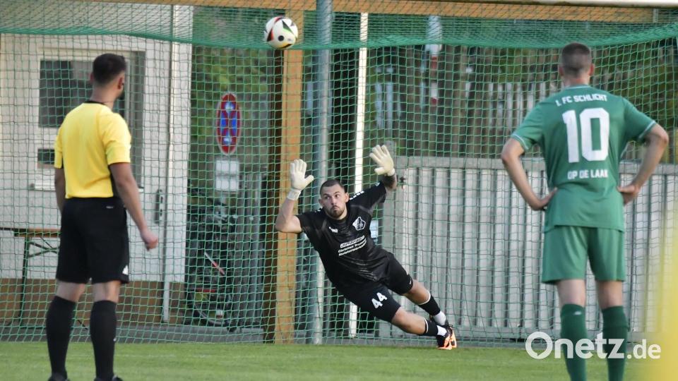 Torwart Felix Hummel kehrt vom 1. FC Schlicht zum FC Amberg zurück. Archivbild: Hubert Ziegler