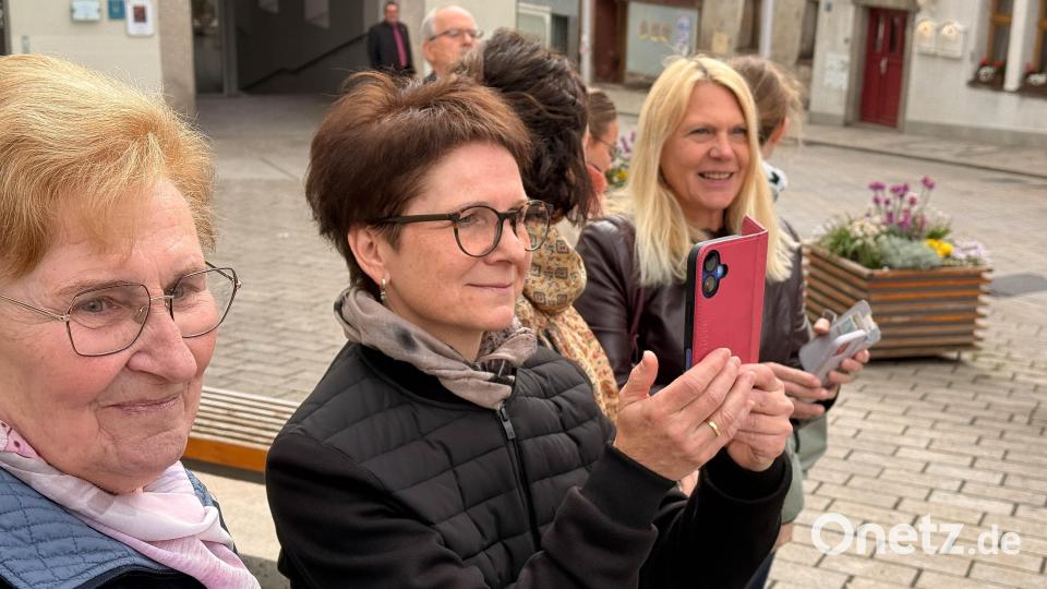 Zuschauer des Festzuges am Neustädter Stadtplatz. Bild: Gabi Schönberger