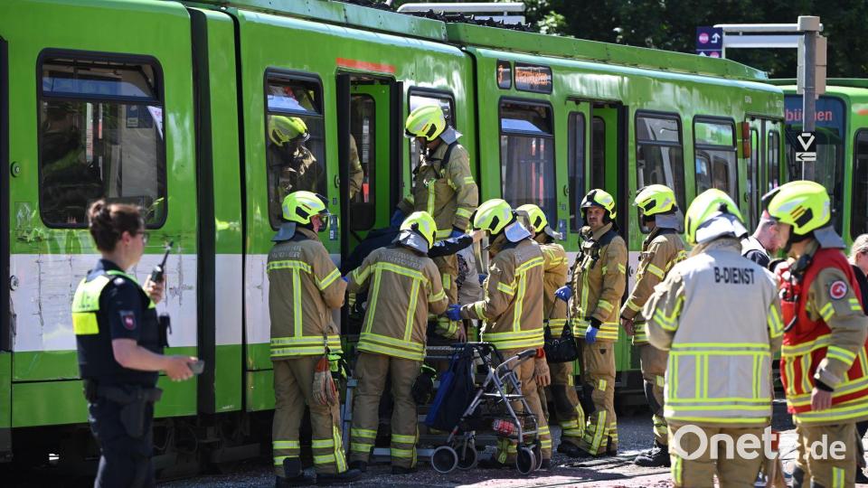 Die beiden Bahnen waren zusammengestoßen. Bild: Julian Stratenschulte/dpa