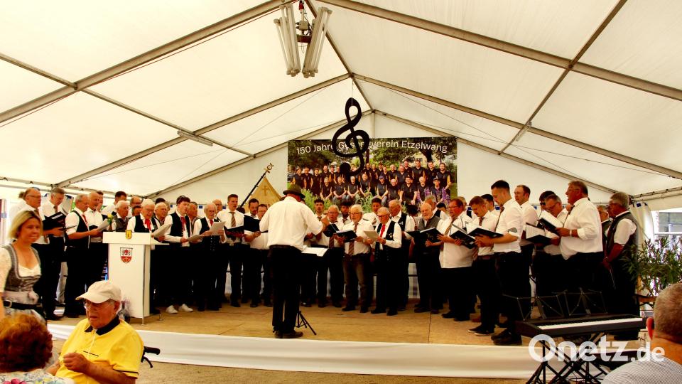 Stimmgewaltig mit allen Männerchören beschloss der Gruppenchor mit Marco Brunner als Gruppenchorleiter den musikalischen Nachmittag. Bild: Leonhard Ehras