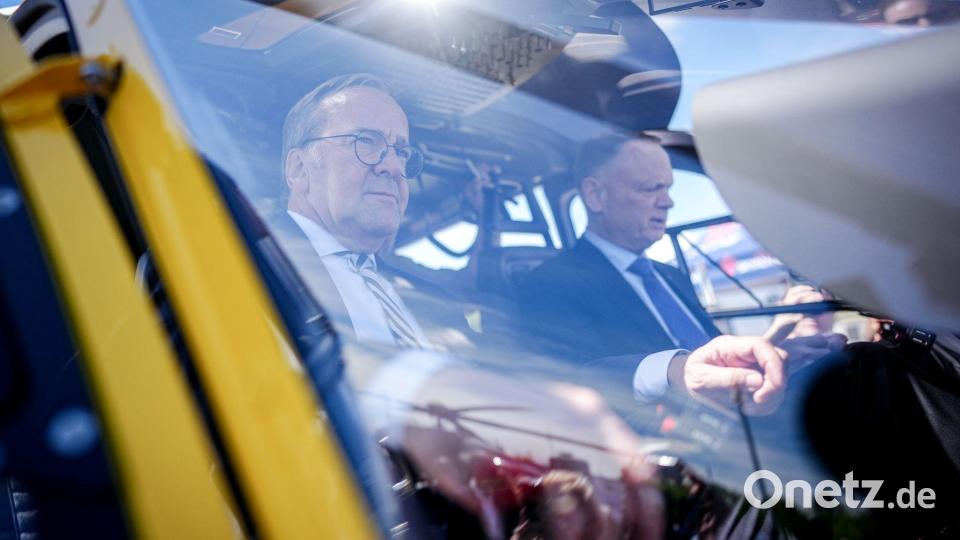 Die Verteidigungsminister Boris Pistorius (SPD) und David McGuinty im Hubschrauber. Bild: Kay Nietfeld/dpa