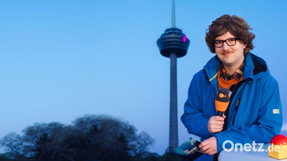 Autor Chris Sommer in seiner Rolle als Reporter Peter-Stefan Thomas vor dem Kölner Fernsehturm - das „ZDF Magazin vor Ort: Die Colonius-Sprengung“ kommt am Freitag. (Handoutbild) Bild: Ben Knabe/ZDF/dpa