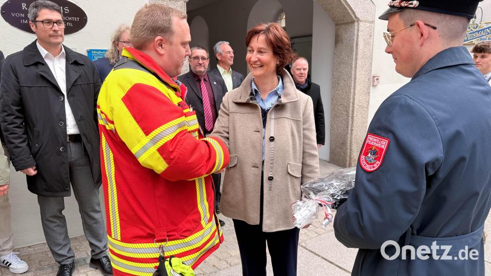 Bürgermeisterin Tanja Kippes nimmt die Glückwünsche der Feuerwehr entgegen. Bild: Gabi Schönberger