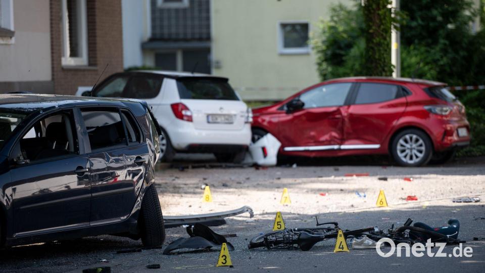 Nach dem Unfall mit zwei toten Schulkindern bietet die Stadt Dinslaken Hilfe an. Bild: Fabian Strauch/dpa