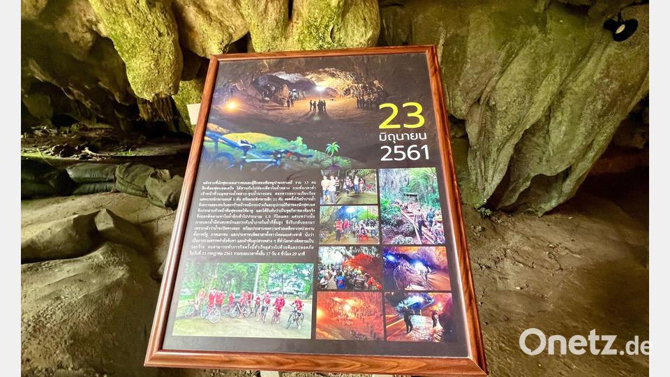 Tafeln an der Tham-Luang-Höhle in Thailand erinnern bis heute an die aufwendige Rettungsaktion von 2018. (Archivbild) Bild: Carola Frentzen/dpa