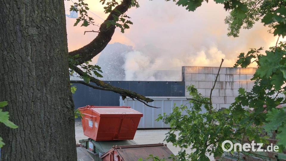 In Schwandorf ist auf dem Gelände eines Entsorgungsbetriebs ein Feuer ausgebrochen. Bild: Hösamer