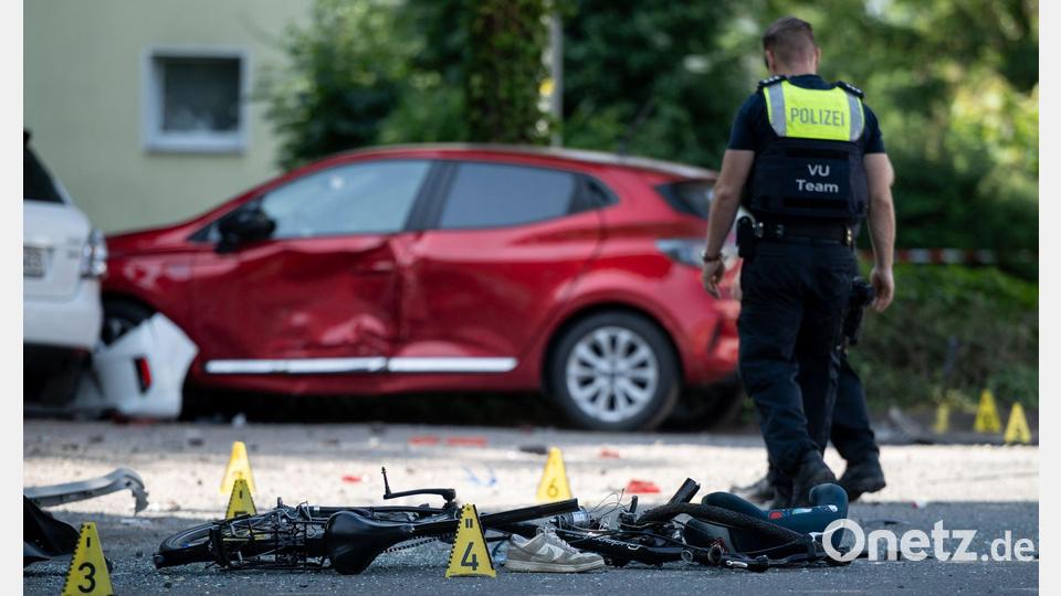 Ein zerstörtes Fahrrad, ein verlorener Schuh auf der Fahrbahn - eine Frau hat drei Kinder angefahren. Bild: Fabian Strauch/dpa