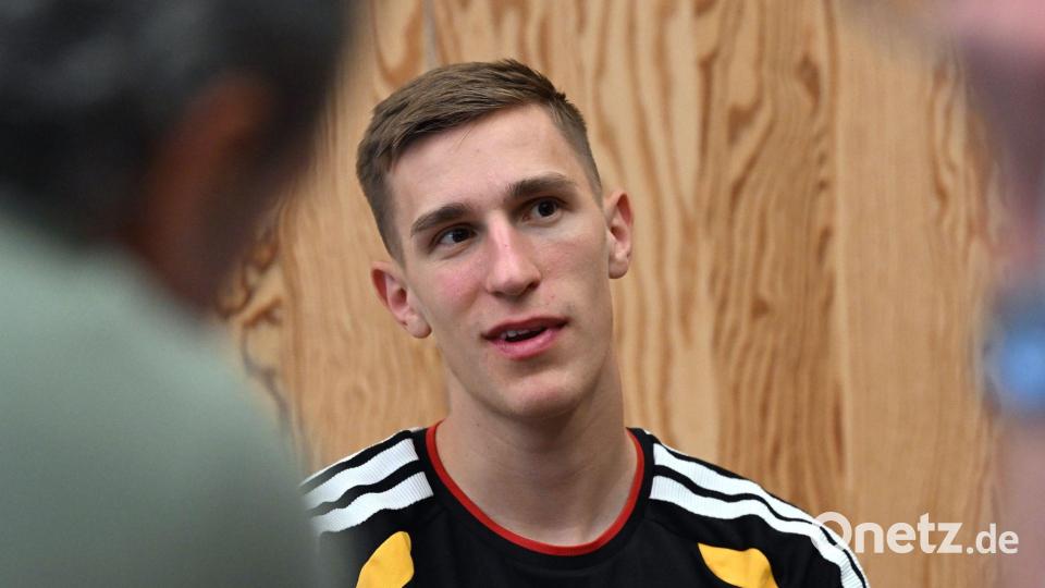 Nico Schlotterbeck spricht im DFB-Quartier. Bild: Federico Gambarini/dpa