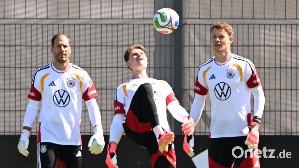 Auftakt in die WM-Vorbereitung: die deutschen Torhüter, Jonas Urbig in der Mitte, beim Training. Bild: Federico Gambarini/dpa