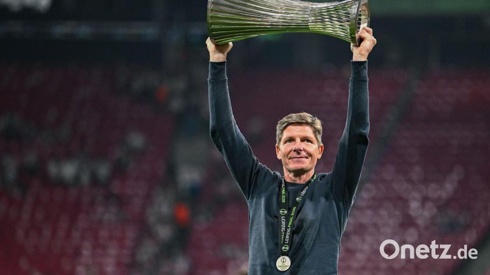 Trainer Oliver Glasner von Crystal Palace feiert mit der Trophäe nach dem Finale in der Conference League. Bild: Robert Michael/dpa