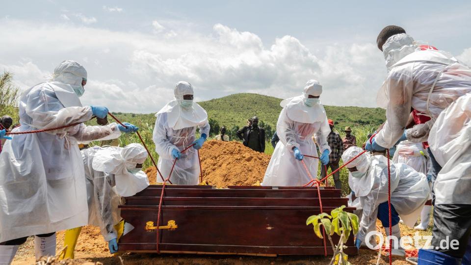 Für die Beisetzung verstorbener Ebola-Patienten bestehen strenge Sicherheitsregeln - nicht alle Angehörigen haben hierfür Verständnis. (Archivbild) Bild: Moses Sawasawa/AP/dpa