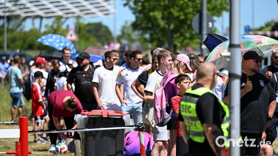 Schlange stehen für Neuer: In Herzogenaurach ist der Andrang groß. Bild: Federico Gambarini/dpa
